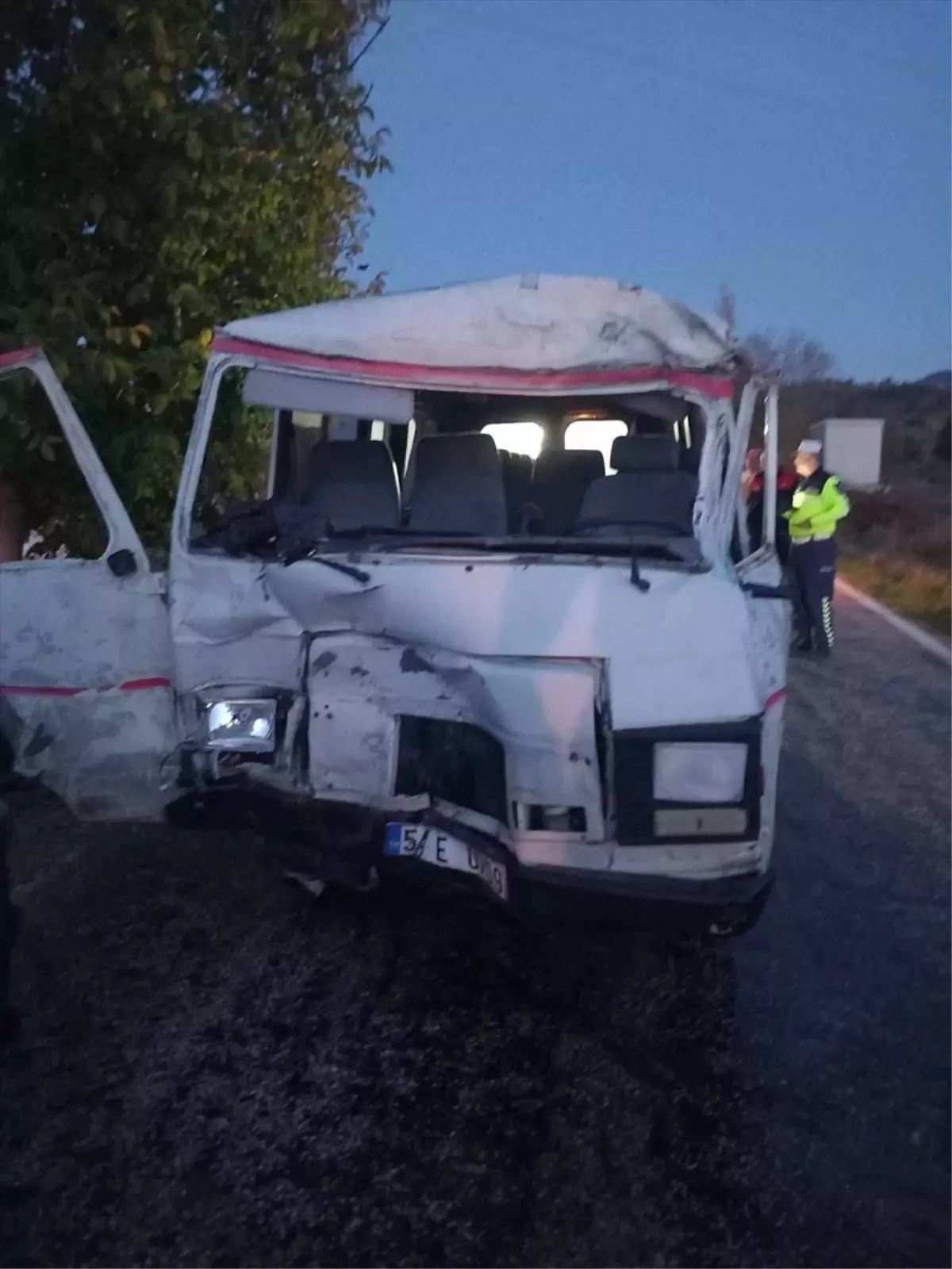 Bilecik'te Traktör ile Minibüs Çarpıştı: 3 Yaralı