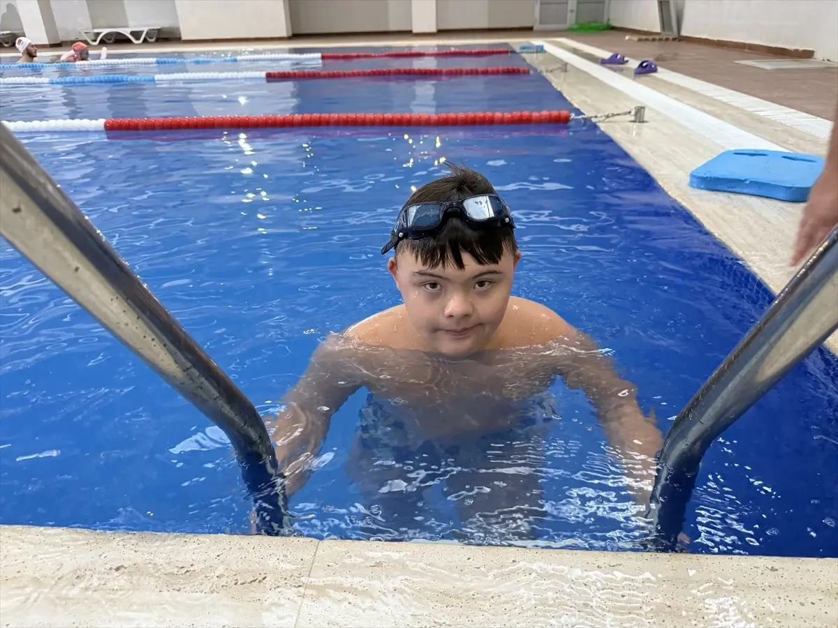 Down Sendromlu Kayra'nın Yüzme Başarısı Geleceğe Umut Oluyor