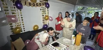 Gönüllü Gençler, Down Sendromlu Sümeyra'nın Doğum Gününü Kutladı