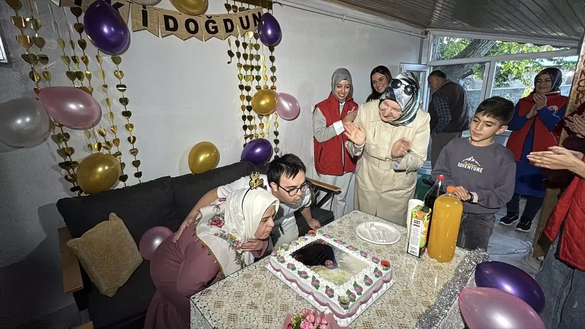 Gönüllü Gençler, Down Sendromlu Sümeyra'nın Doğum Gününü Kutladı
