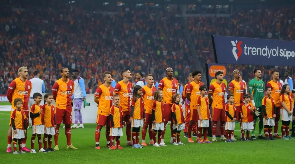 Navijači Trabzonsporja so prispeli na stadion RAMS Park na tekmo proti Galatasarayu