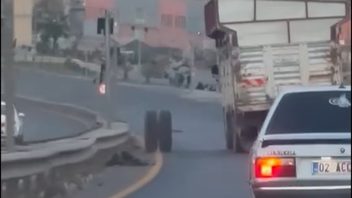 Şanlıurfa'da Seyir Halindeki Kamyonun Dingili Koptu