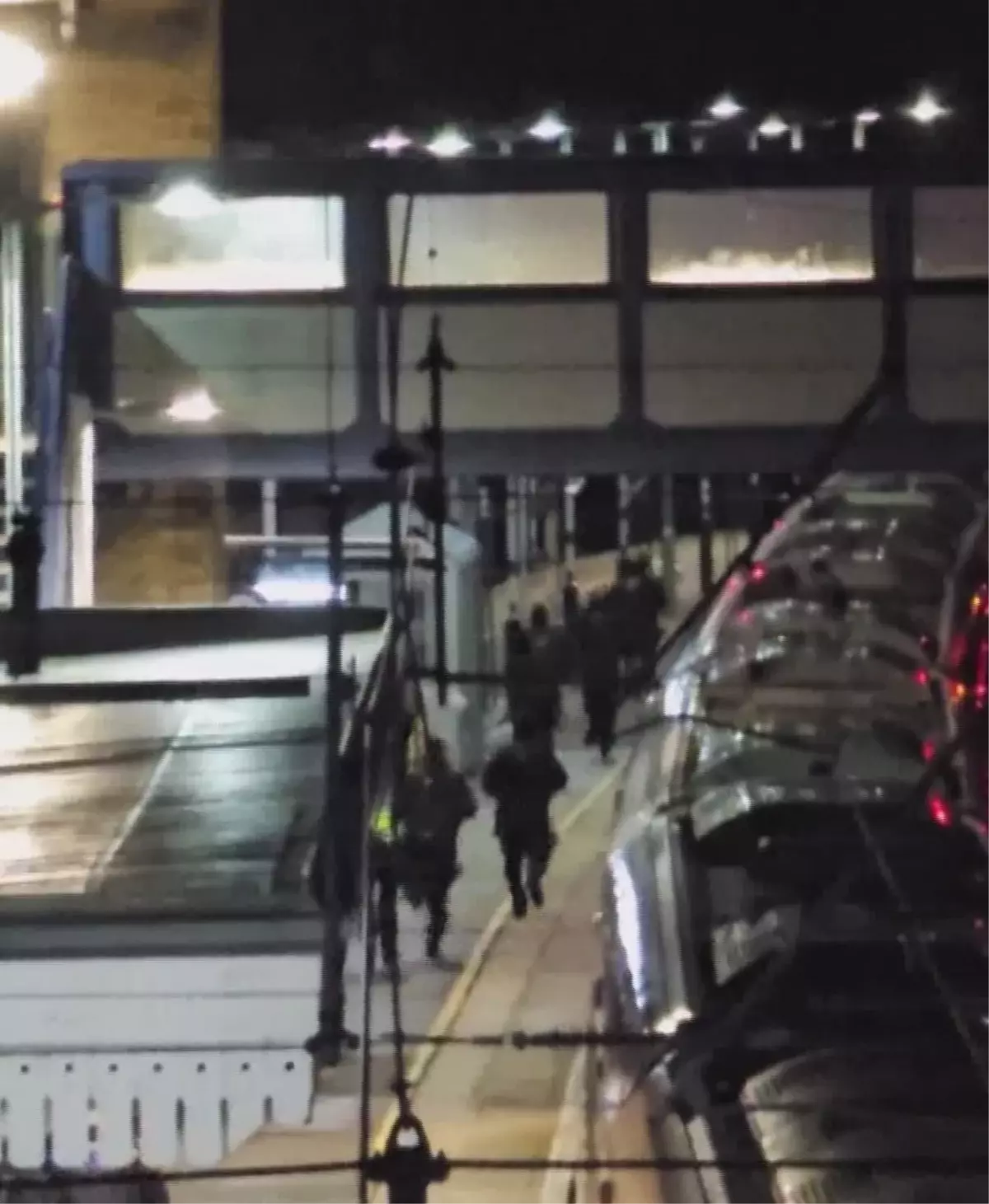 İngiltere'de Trende Bıçaklı Saldırı: 10 Yaralı