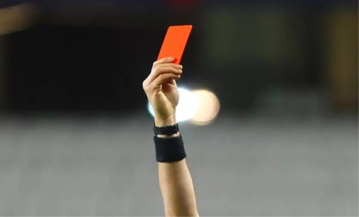 Kırmızı kart gören teknik direktör soyunma odasına girebilir mi?