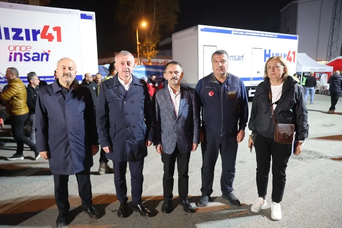 Kocaeli'de Çöken Bina Enkazı Kaldırılıyor, Bölgedeki Binalar İnceleme Altında