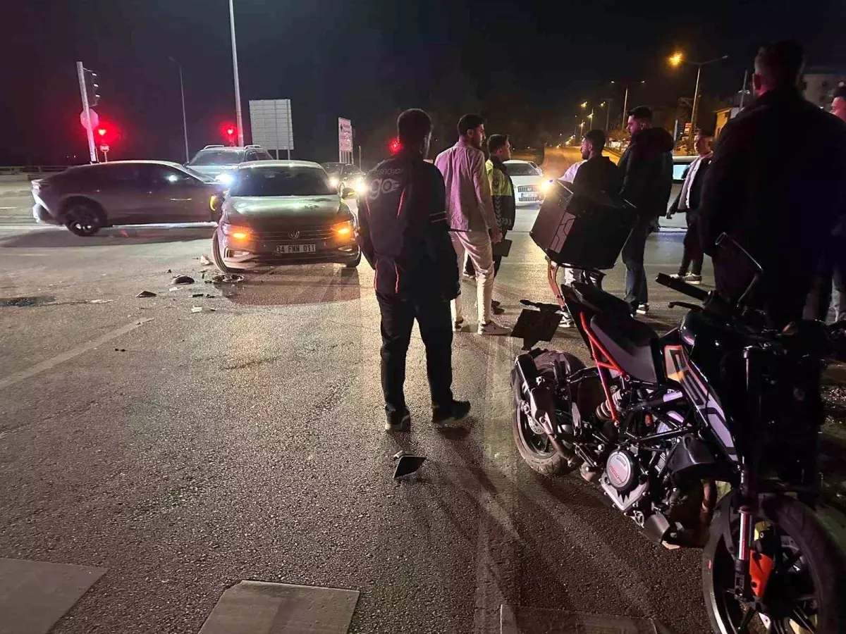 Adıyaman'da Motosiklet ve Otomobil Çarpıştı: 1 Yaralı