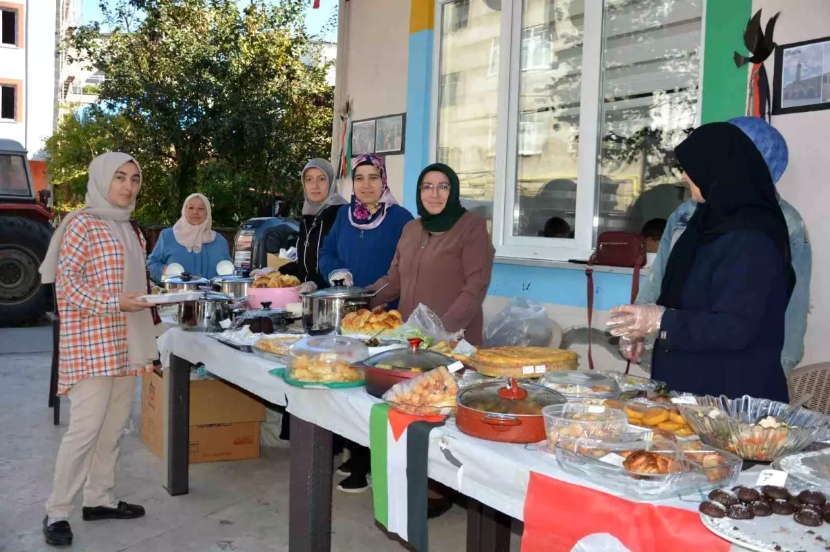 Ünye'de Filistinli Müslümanlara Destek İçin Hayır Çarşısı Düzenlendi