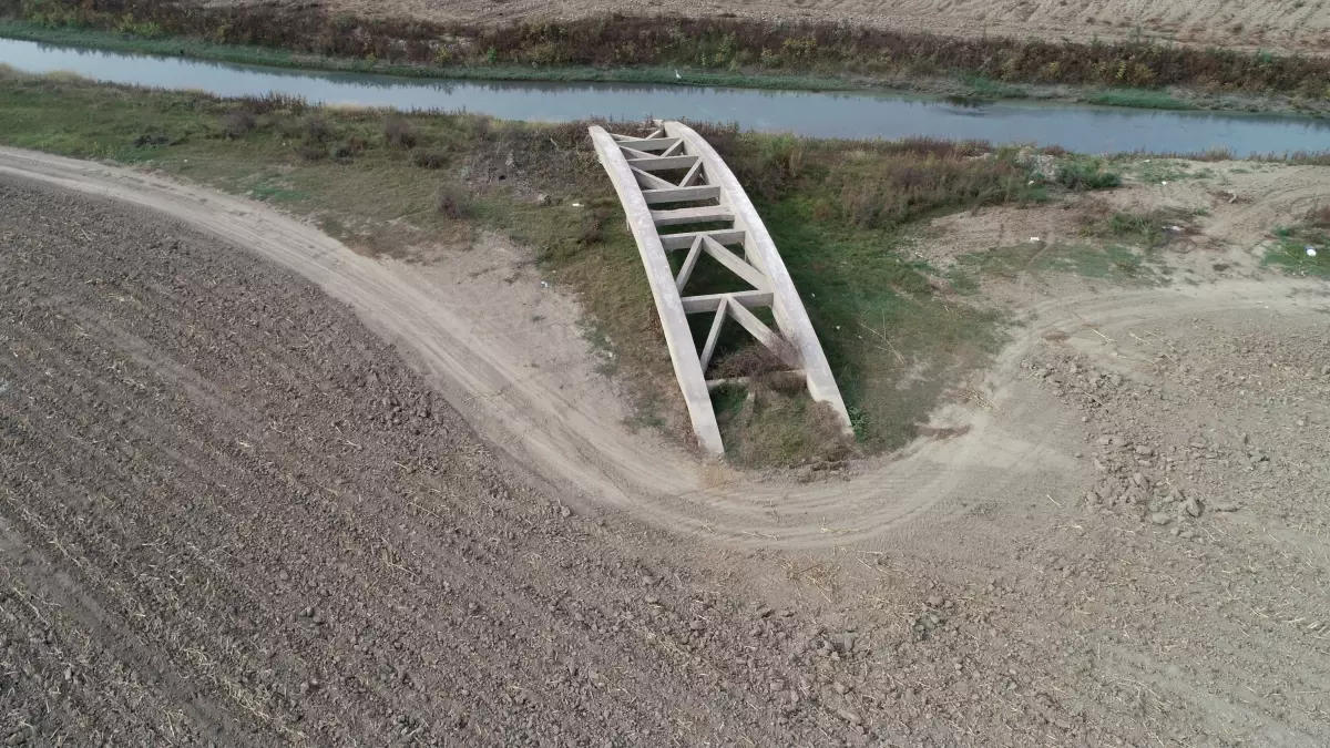 Kuraklık Sebebiyle Gün Yüzüne Çıkan Tarihi Köprü