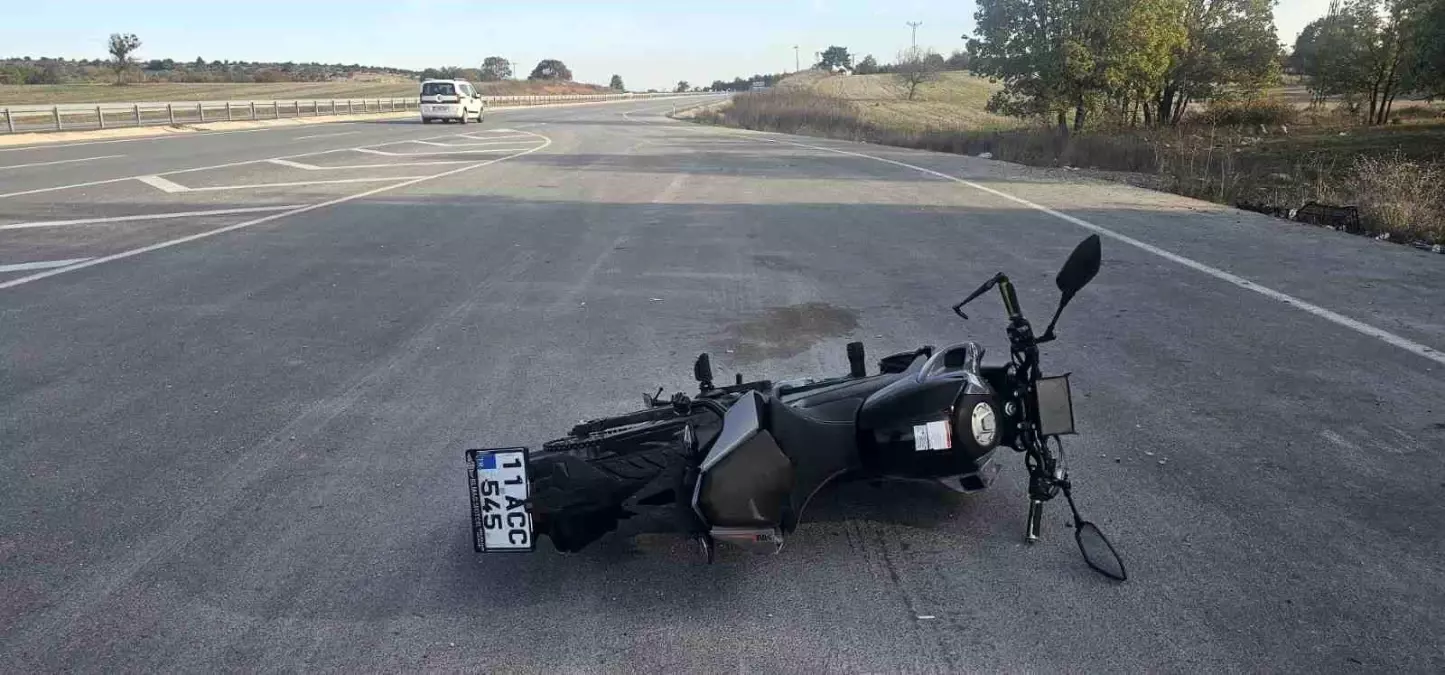 Bilecik'te Motosiklet Kazası: Sürücü ve Yolcu Yaralandı