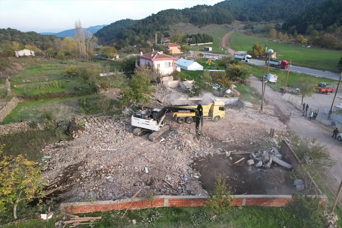 Sındırgı'da Deprem Sonrası Yıkım Çalışmaları Devam Ediyor