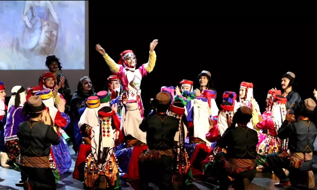 Ekin Dans Topluluğu'ndan Geleneksel Dans Gösterisi ve SMA'lı Çocuklara Destek