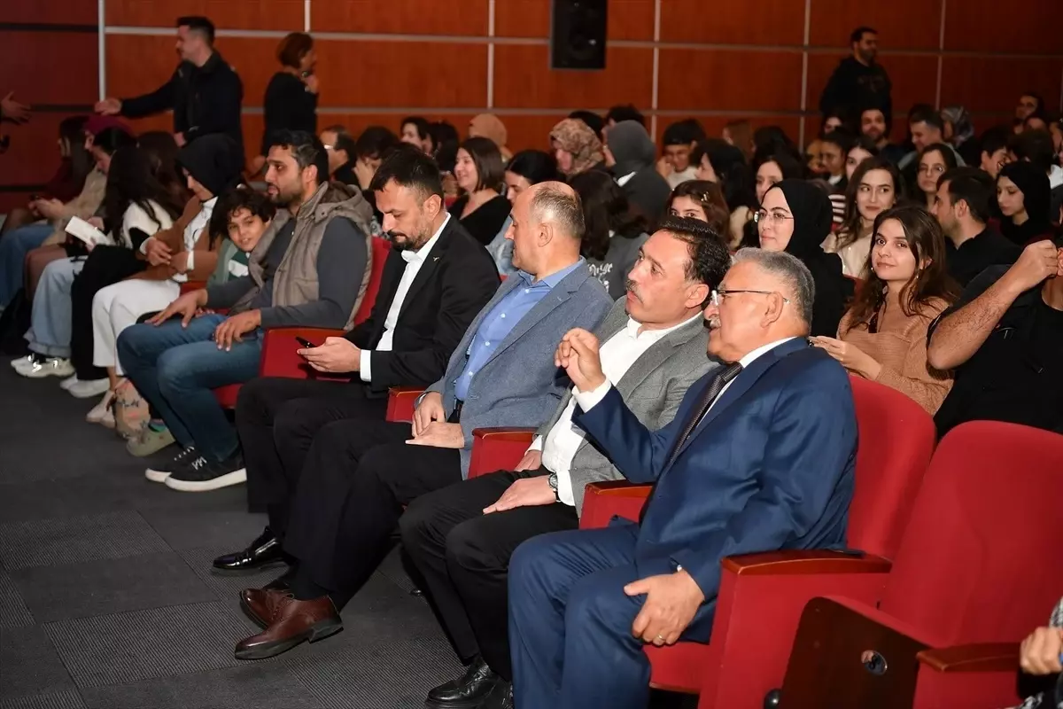 Aşık Veysel Tiyatrosu Kayseri'de Sahnelendi