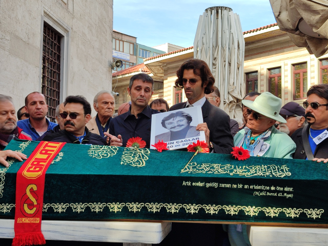 A great disrespect at the funeral of Yeşilçam's leading man Engin Çağlar! They competed to take photos