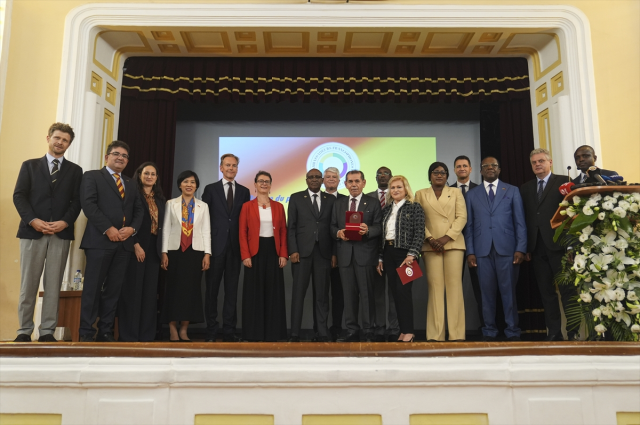 2025 Yılının Frankofon Kişiliği Ödülü Dursun Özbek'e verildi 3 2025 yilinin frankofon kisiligi odulu dursun 19215159 2304 m