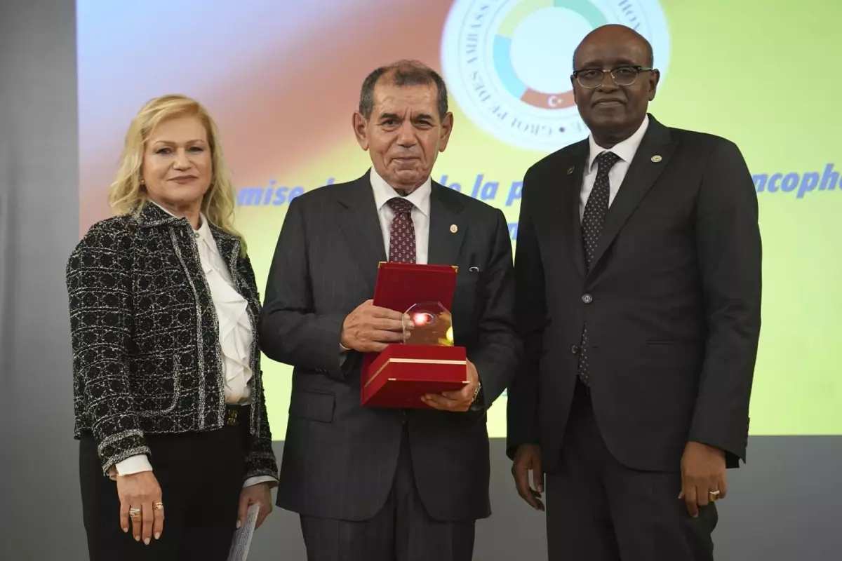 2025 Yılının Frankofon Kişiliği Ödülü Dursun Özbek'e verildi