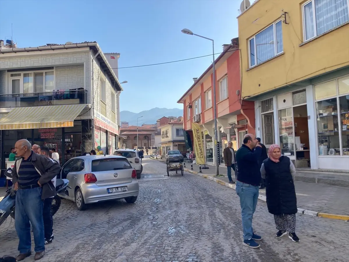 AFAD, saat 15,35'te merkez üssü Balıkesir'in Sındırgı ilçesi olan 4,9 büyüklüğünde deprem meydana geldiğini bildirdi