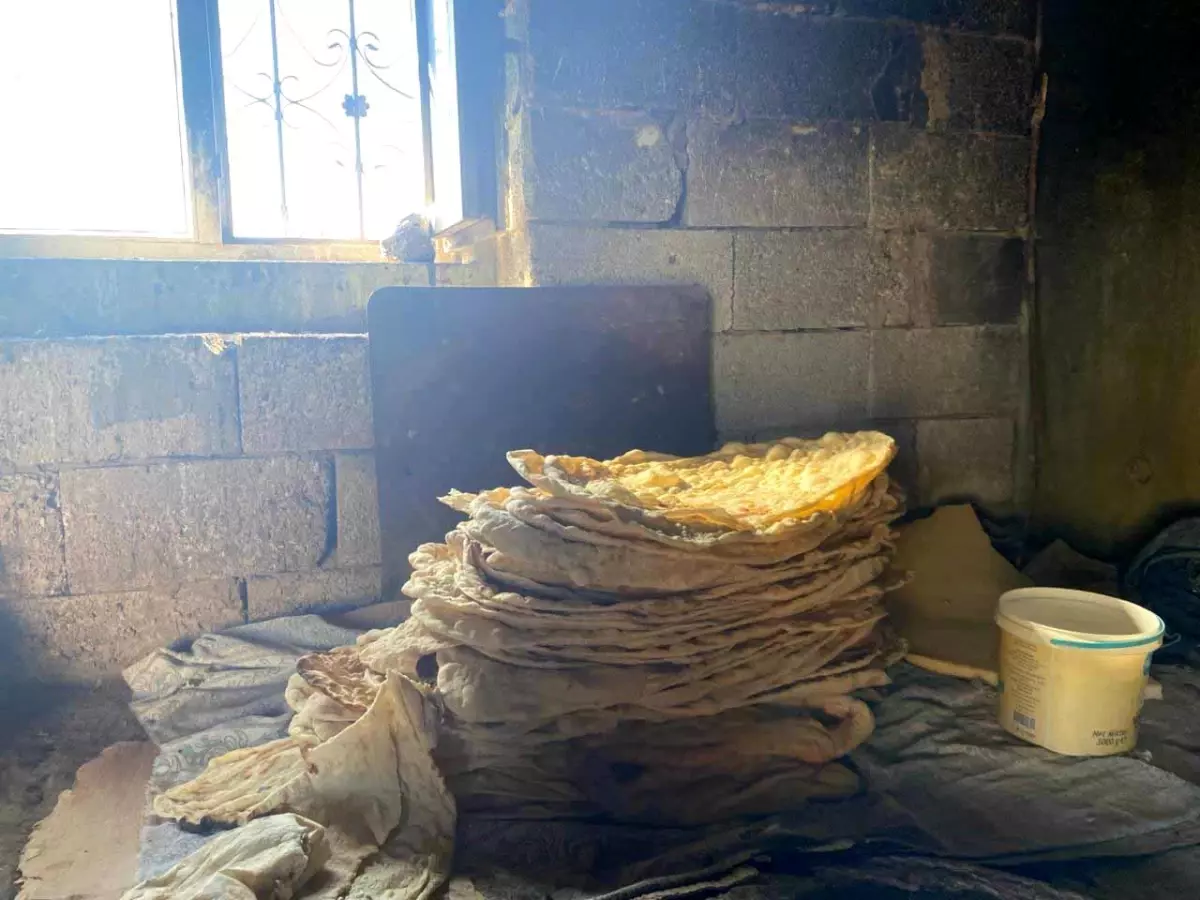 Ağrı'da Kadınlar Kış İçin Tandır Ekmeği Pişiriyor