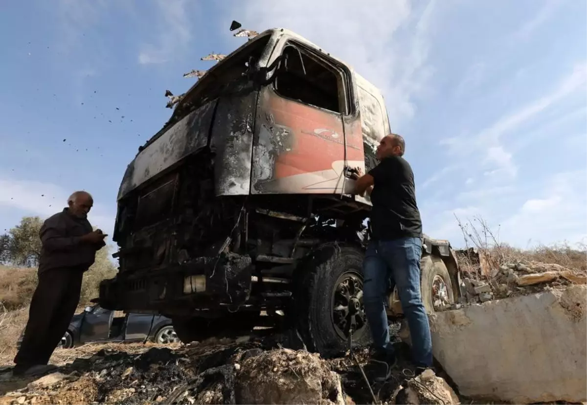 İsrailli Yerleşimciler Filistinlilere Ait Aracı Ateşe Verdi