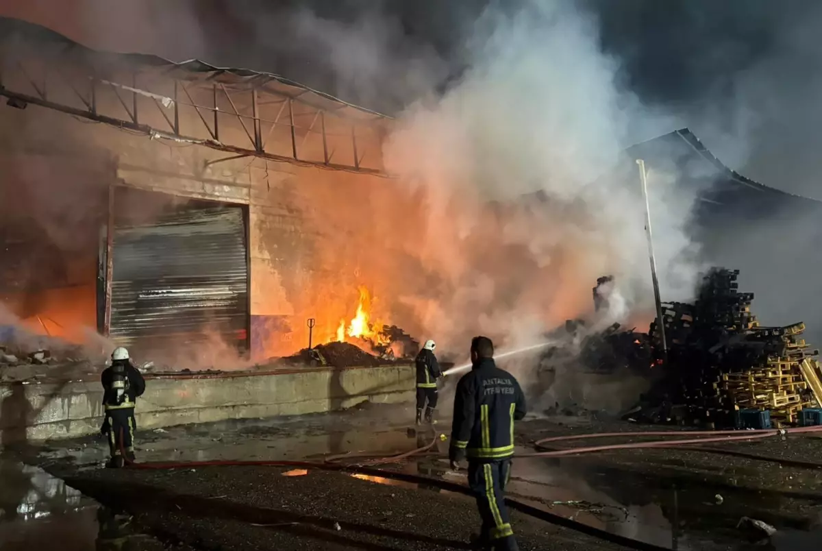 Antalya'da Meyve-Sebze Fabrikasında Yangın: 1600 Metrekare Zarar