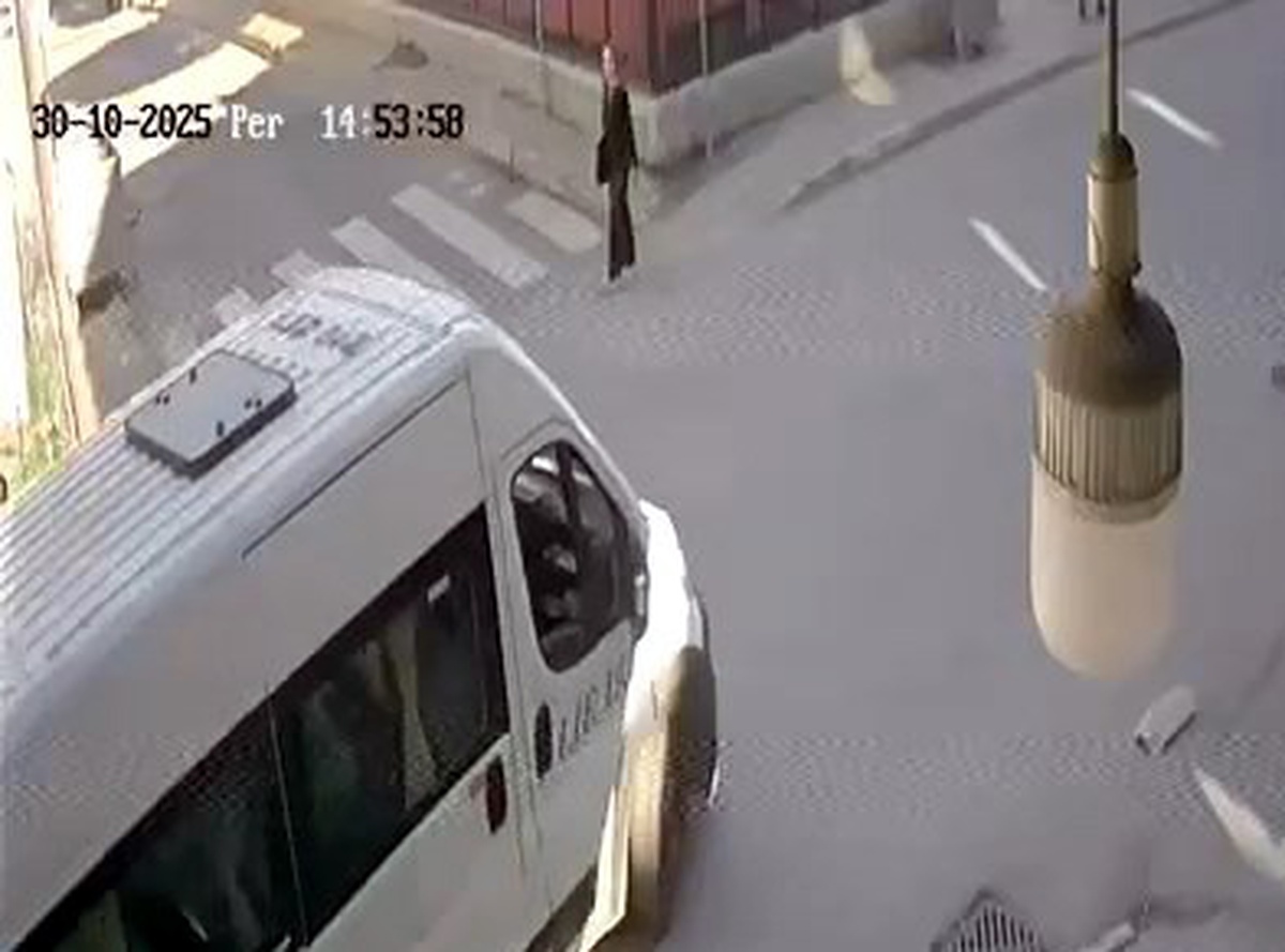 Avcılar'da Servis Minibüsü Yayaya Çarptı