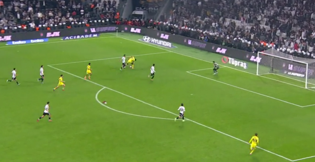 derbinin tartismali pozisyonlarini trio yorumladi 19212659 8 m