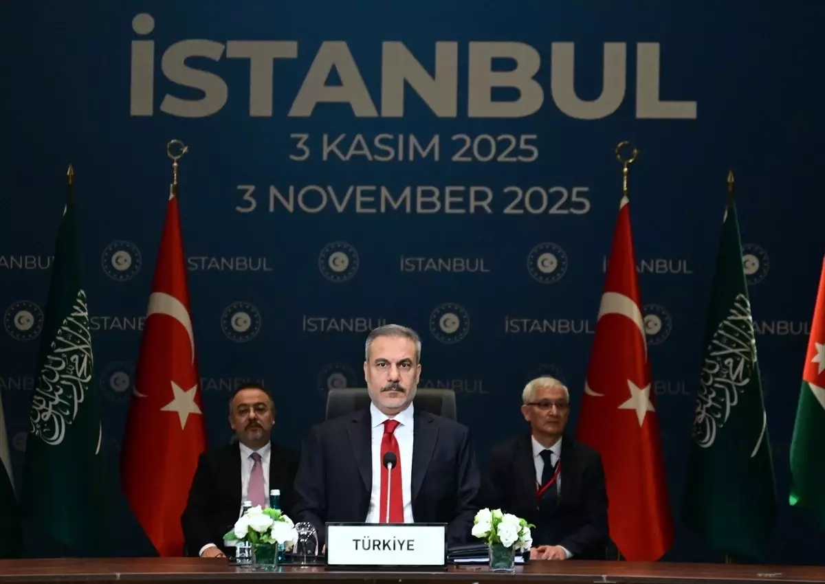 Dışişleri Bakanı Hakan Fidan İstanbul&apos;da Gazze Konulu Toplantı Düzenledi