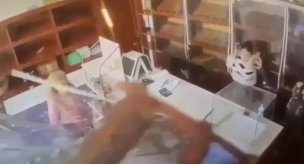 Edirne'de Otomobil Ekmek Fırınına Daldı: 4 Yaralı