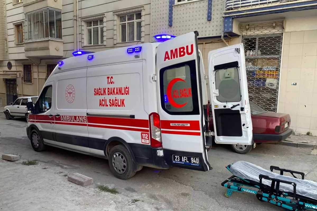 Genç kadın, çocuklarının gözü önünde boğazını kesti