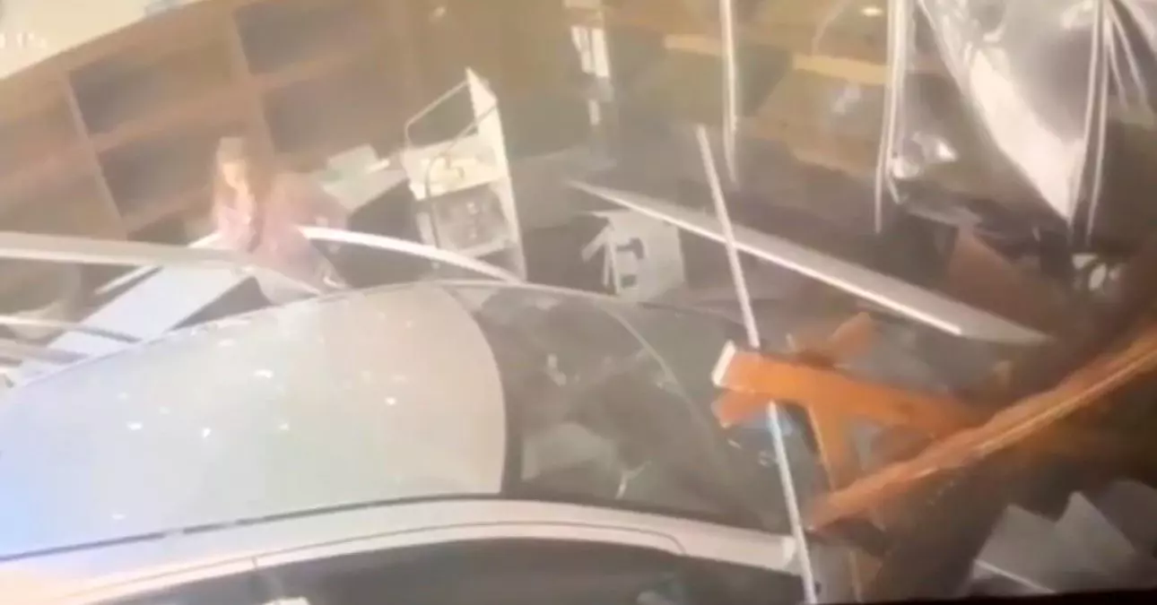 Edirne'de Otomobil Fırına Daldı: 4 Yaralı