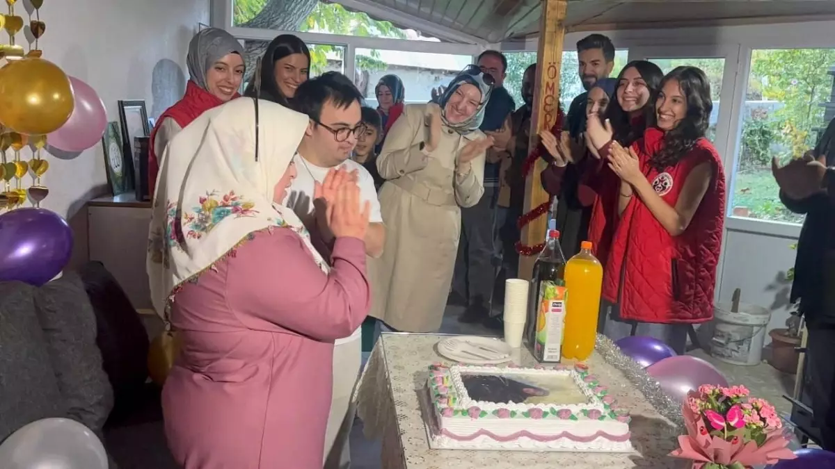 Gönüllü Gençlerden Down Sendromlu Kardeşlere Sürpriz Doğum Günü