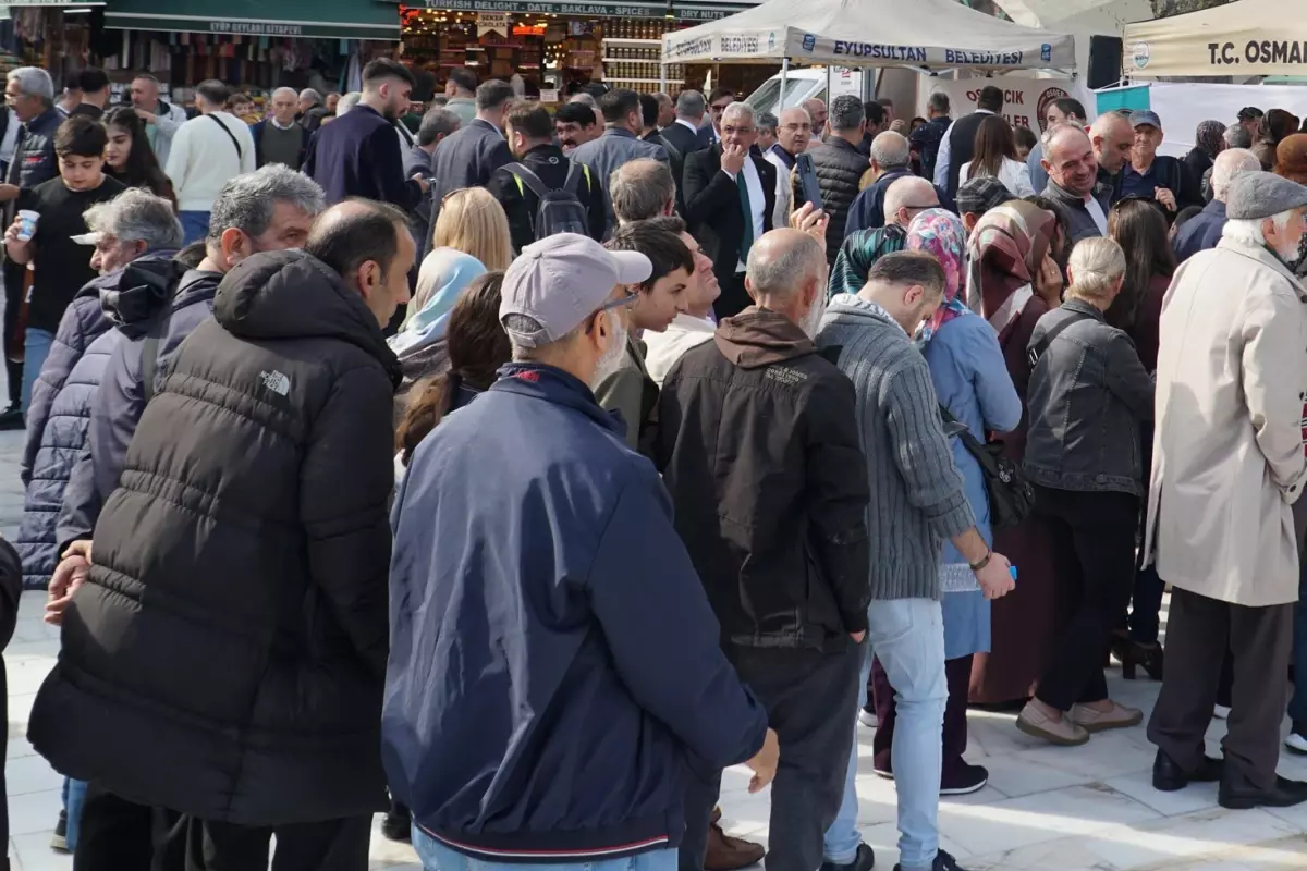Görüntü İstanbul'dan! Bedava olduğunu duyan koşup kuyruğa girdi