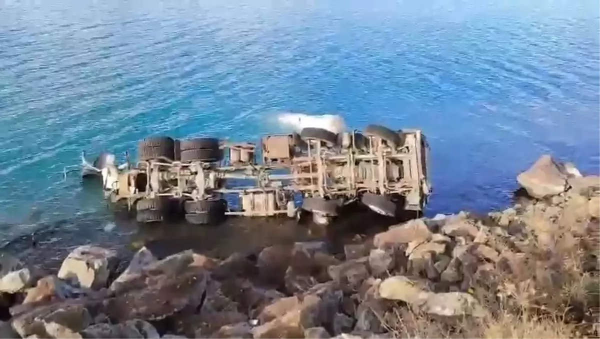 Elazığ'da Beton Mikseri Hazar Gölü'ne Uçtu