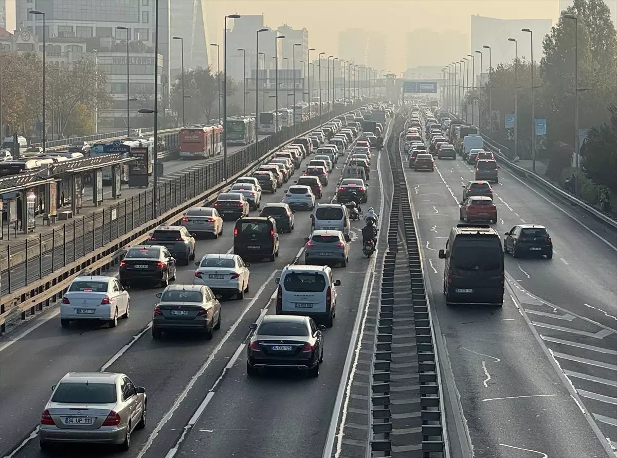 İstanbul'da haftanın ilk iş gününde trafik yoğunluğu yaşanıyor