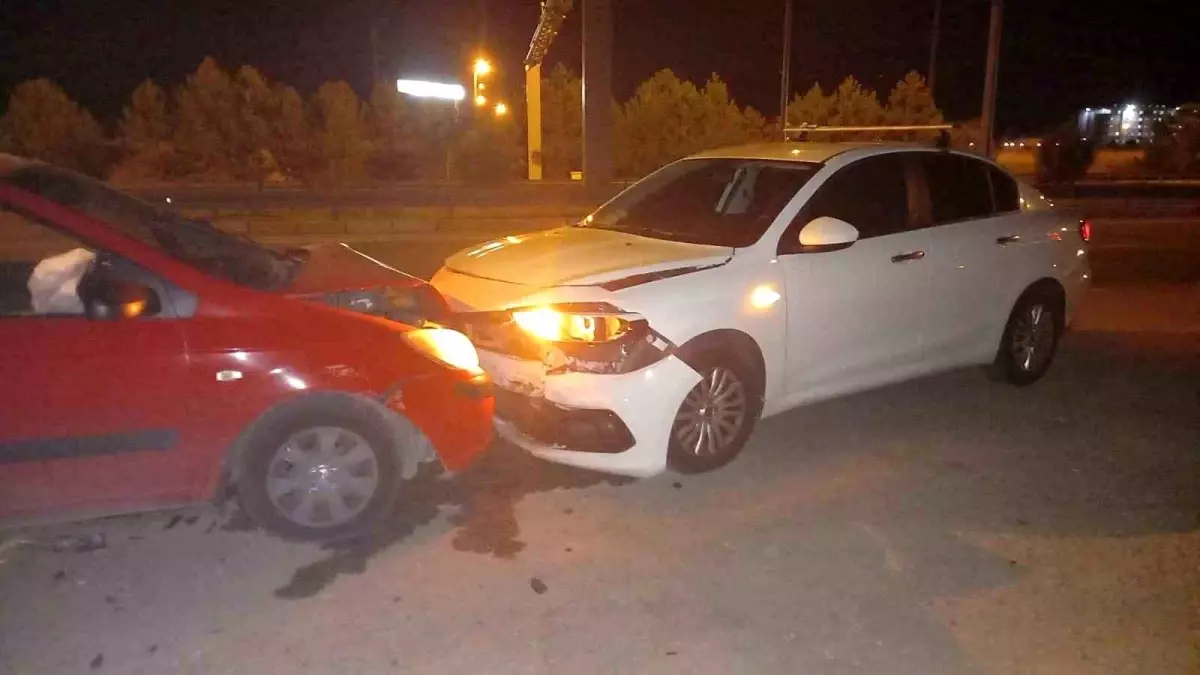 Afyonkarahisar'da Trafik Kazası: Polis Aracına Çarpan Otomobilde 2 Yaralı