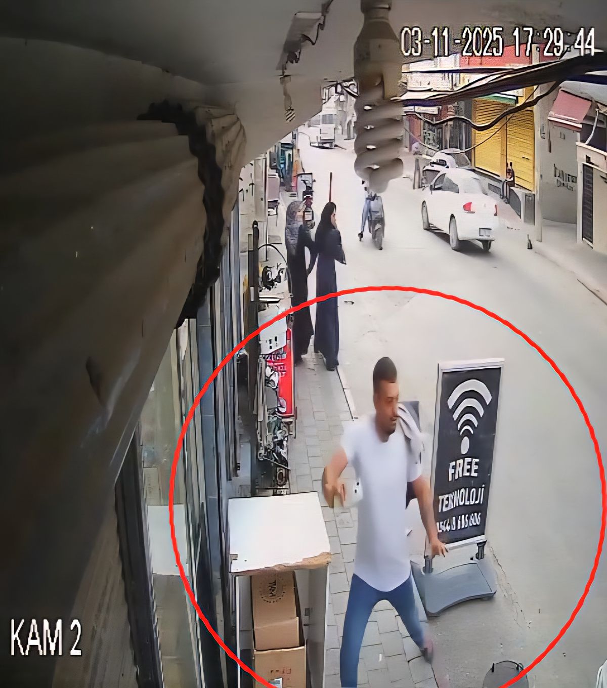 Adana'da Kontrolden Çıkan Otomobil Marketin İçine Girdi