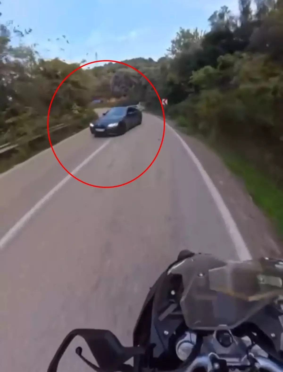 Bursa'da Drift Yapan Otomobil Motosikletliyi Kıl Payı Kurtardı