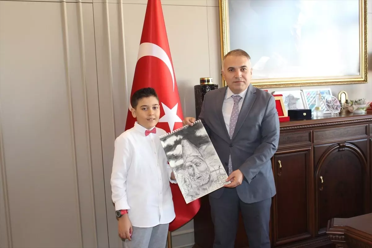 Anamur Kaymakamı Kemal Duru resim yarışmasında dereceye giren öğrenciyi ağırladı