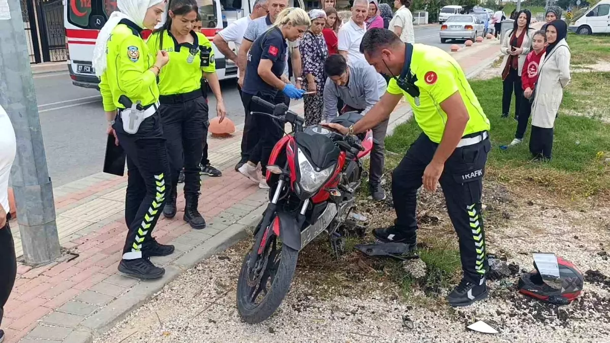 Antalya'da Otomobil ile Motosiklet Çarpıştı: İki Yaralı