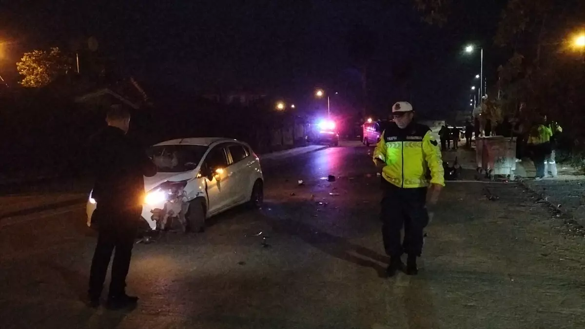 Manavgat'ta Motosiklet ve Otomobil Çarpıştı, 2 Yaralı