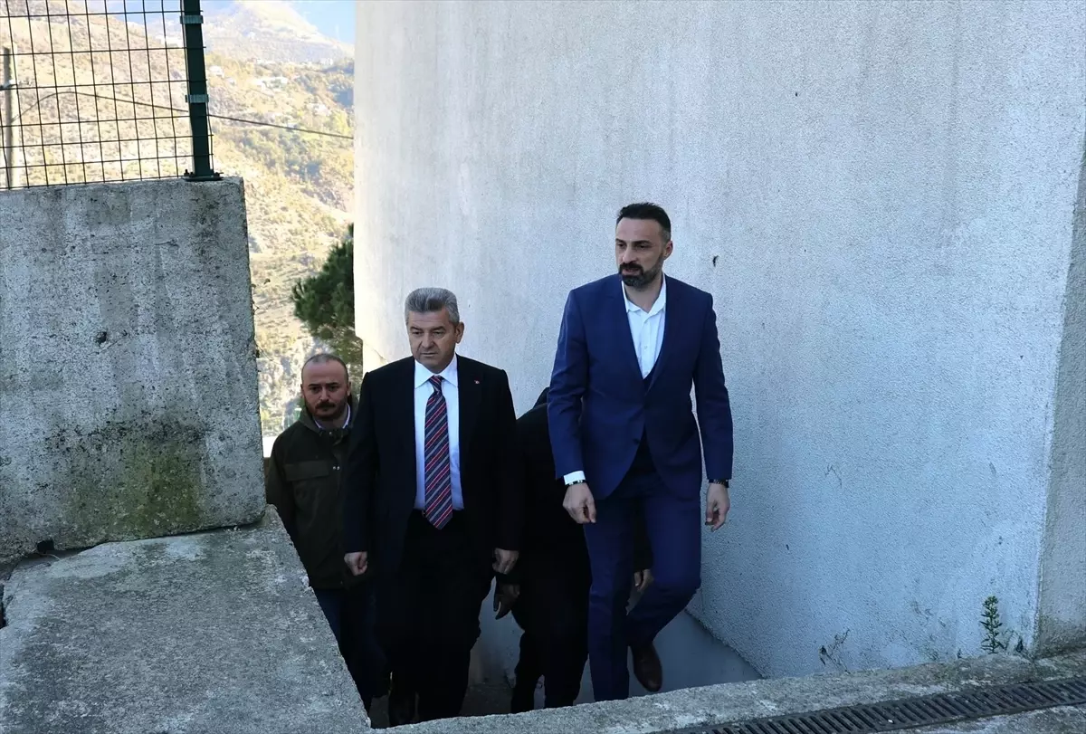 Artvin'de Yamaçtan Düşen Kayalar Çoruh Nehri'ne Düştü