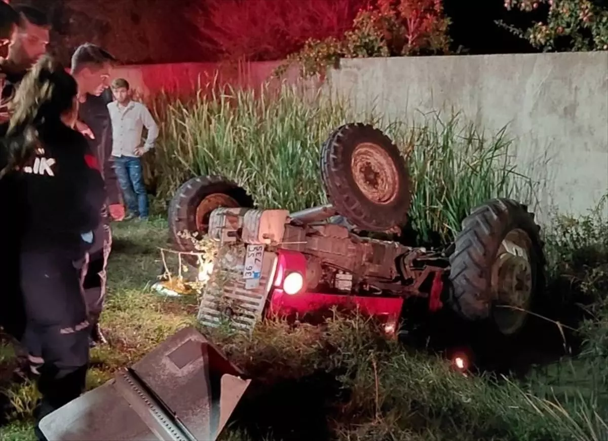 Bafra'da Traktör Devrildi, Sürücü Hastaneye Kaldırıldı