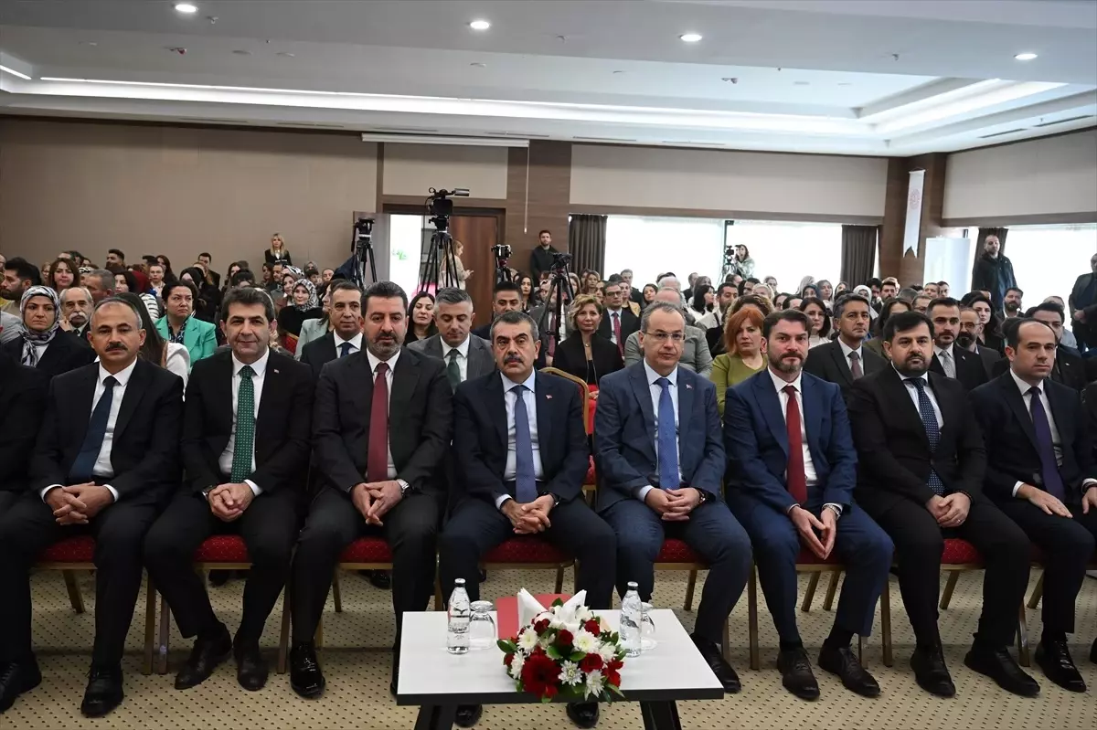 Bakan Tekin, 'Öğretmen Yazar, Çocuk Çiçek Açar' yarışmasının ödül töreninde konuştu Açıklaması