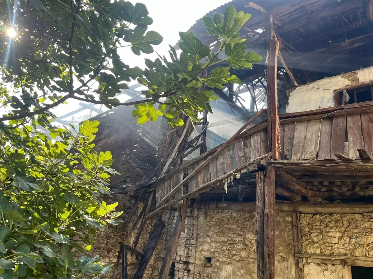 Aydın'da Atıl Ahşap Evde Yangın Çıktı