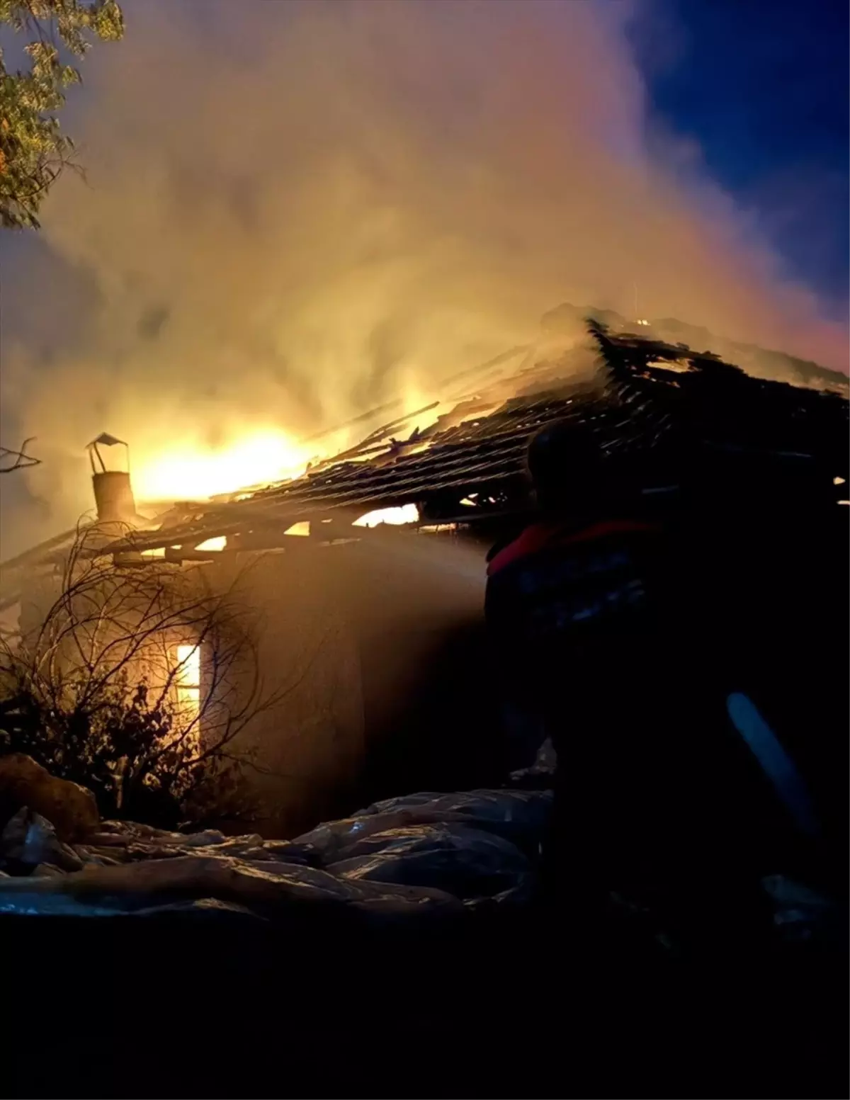 Bucak'ta Yangın: Ev ve Ahır Kullanılamaz Hale Geldi