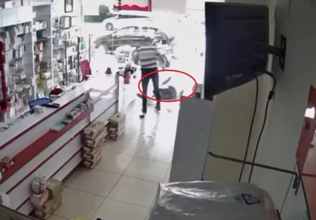 eczaci teknisyeni oncesinde kendisini darbeden 19218747 6075 o