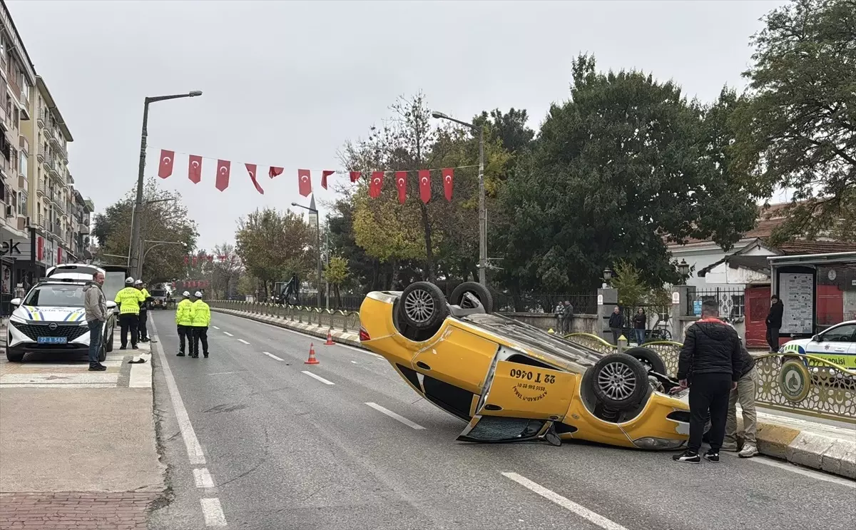 Edirne'de Devrilen Takside Taksici Emniyet Kemeri Sayesinde Kurtuldu