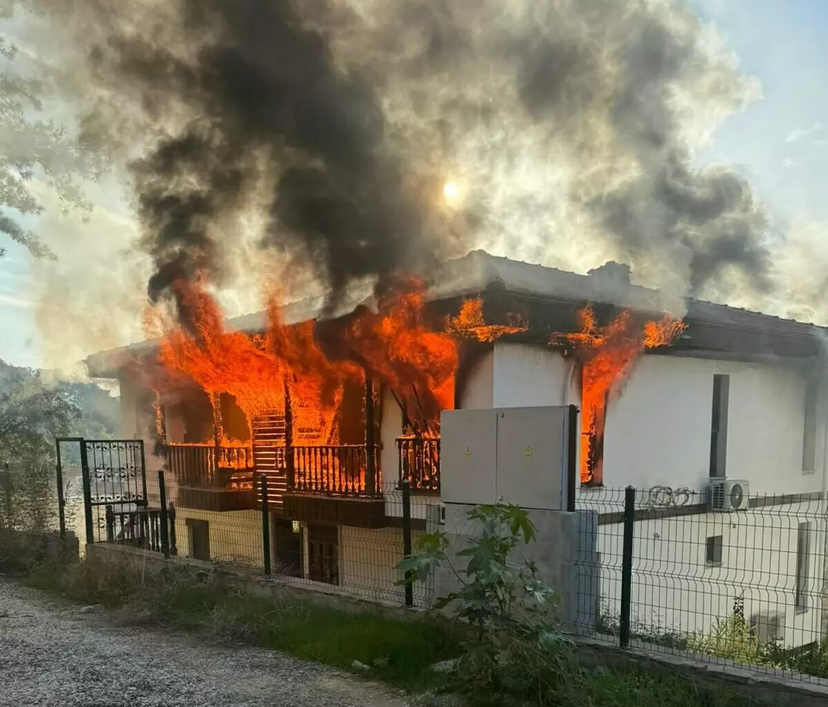 Muğla'da Bıçaklı Saldırı: 2 Jandarmayı Yaraladı, Kendisi Hayatını Kaybetti