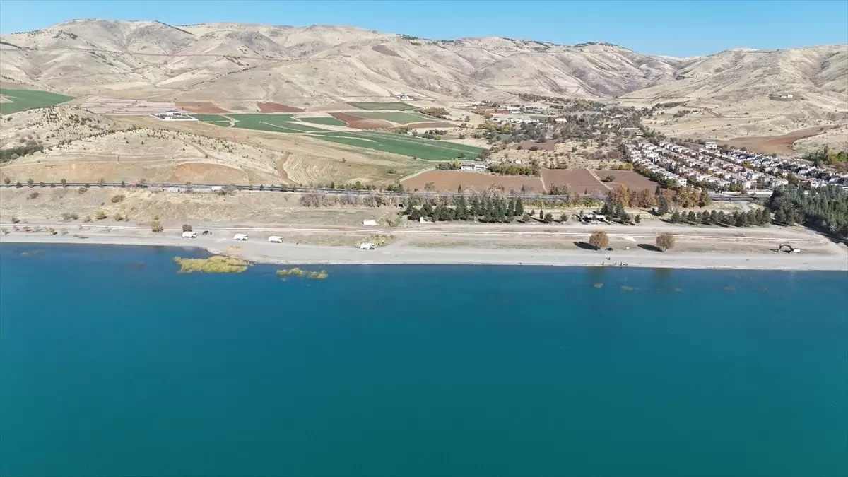 Hazar Gölü'nde Periyodik Temizlik Çalışmaları Sürüyor