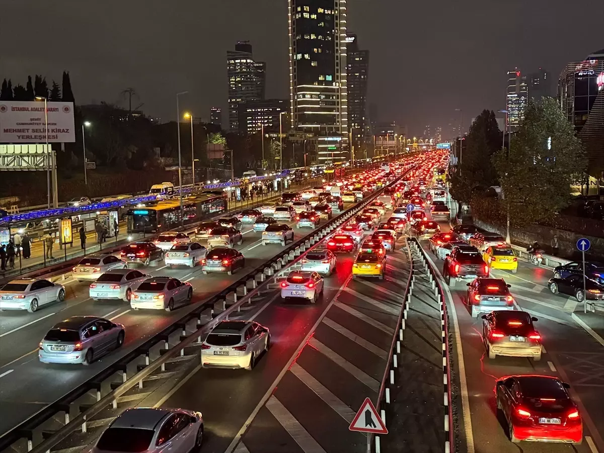 İstanbul'da akşam saatlerinde trafik yoğunluğu yüzde 83'e çıktı