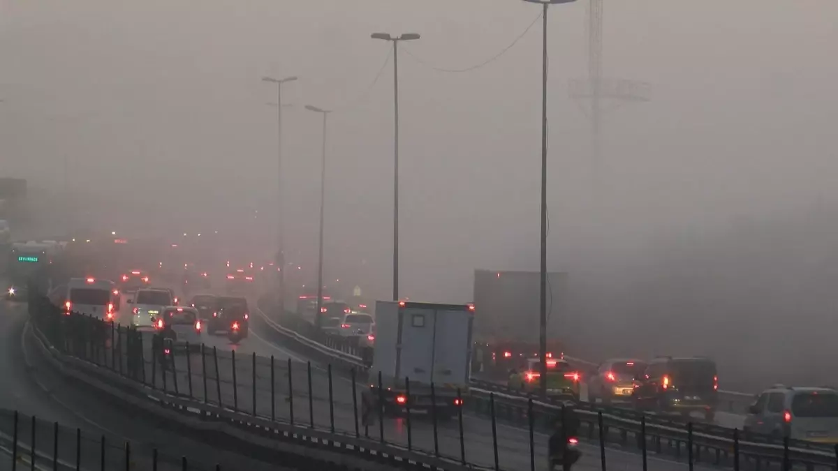 İstanbul'da Sabah Sis Etkili Oldu, Trafik Yoğunluğu Yüzde 71'e Yükseldi